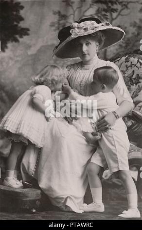 'La reine Victoria d'Espagne avec le Prince Alfonso, la Princesse Maria Christina et la Princesse Béatrice, 1911. Organisateur : Frank Arthur Swaine. Banque D'Images