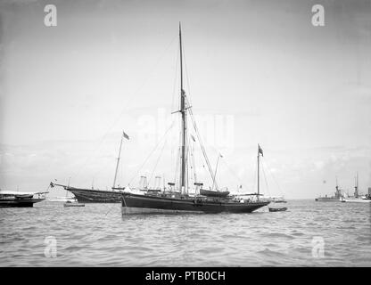 La 'barque' béluga à l'ancre, 1911. Créateur : Kirk & Sons de Cowes. Banque D'Images