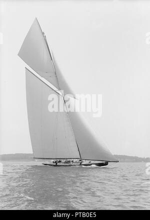 Les 10 450 pieds carrés de surface de voile 'Shamrock IV", 1914. Créateur : Kirk & Sons de Cowes. Banque D'Images