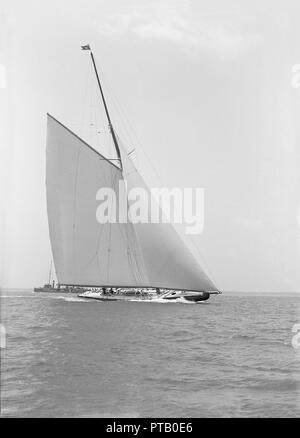 America's Cup challenger 'hamrock IV' sans voile topsail, 1914. Créateur : Kirk & Sons de Cowes. Banque D'Images