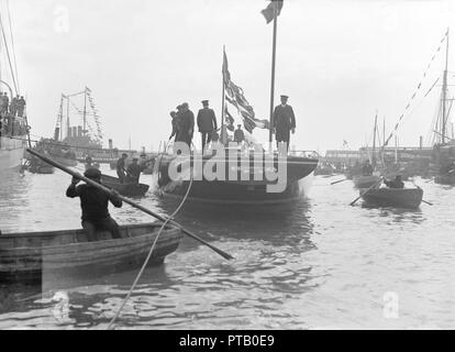 Le lancement de 'Shamrock IV" à Gosport, mai 1914. Créateur : Kirk & Sons de Cowes. Banque D'Images