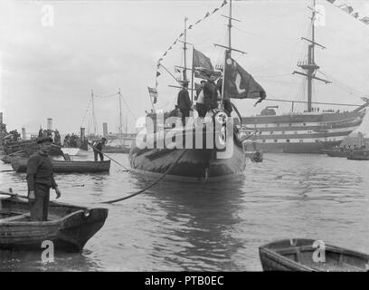 Après le lancement de 'Shamrock IV" à Gosport avec H.M.S. La victoire dans l'arrière-plan, mai 1914. Créateur : Kirk & Sons de Cowes. Banque D'Images