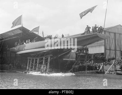 Le lancement de 'Shamrock IV" à Gosport, mai 1914. Créateur : Kirk & Sons de Cowes. Banque D'Images