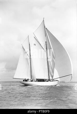 Le ketch de 12 m 105 'Thendara' voile avec skipper. 1939. Créateur : Kirk & Sons de Cowes. Banque D'Images