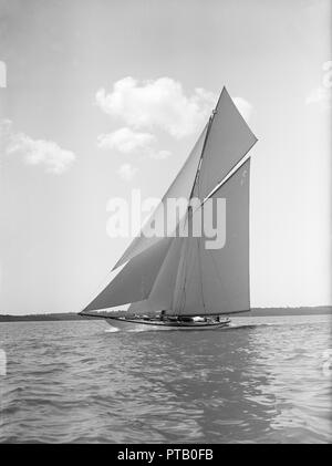 La classe 19 mètres 'Mariquita' la voile au près, 1910. Créateur : Kirk & Sons de Cowes. Banque D'Images