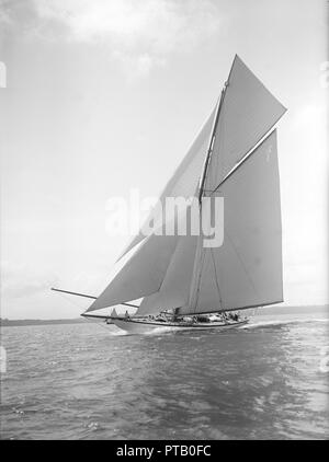 La classe 19 mètres 'Mariquita' la voile au près, 1911. Créateur : Kirk & Sons de Cowes. Banque D'Images