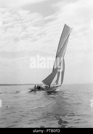 La classe 10 mètres yacht à '1911', l'IREX. Créateur : Kirk & Sons de Cowes. Banque D'Images