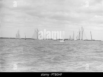 Départ pour la King's Cup yacht race 1913. Créateur : Kirk & Sons de Cowes. Banque D'Images