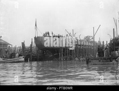 "Almirante Simpson' avant de lancer au J. Samuel White Shipyard, Cowes, le 26 février 1914. Créateur : Kirk & Sons de Cowes. Banque D'Images