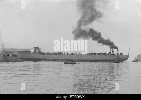 Le lancement de "Almirante Simpson' à J. Samuel White Shipyard, Cowes, le 26 février 1914. Créateur : Kirk & Sons de Cowes. Banque D'Images