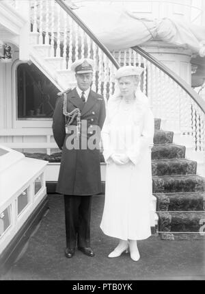 Prince George et de la Reine Mary à bord 'HMY Victoria et Albert', c1933. Créateur : Kirk & Sons de Cowes. Banque D'Images