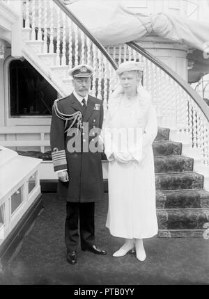 Le roi George V et la Reine Mary à bord 'HMY Victoria et Albert', 1935. Créateur : Kirk & Sons de Cowes. Banque D'Images