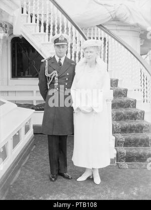 Prince George et de la Reine Mary à bord 'HMY Victoria et Albert', c1933. Créateur : Kirk & Sons de Cowes. Banque D'Images