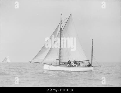 L'héroïne "yawl' sous voiles, 1913. Créateur : Kirk & Sons de Cowes. Banque D'Images