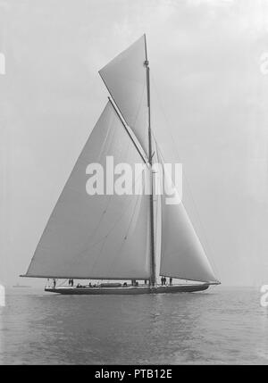 Les 10 450 pieds carrés de surface de voile 'Shamrock IV", 1914. Créateur : Kirk & Sons de Cowes. Banque D'Images