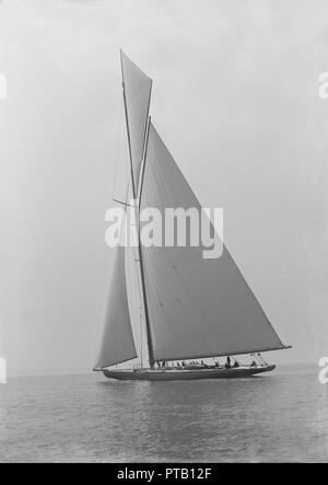 Les 10 450 pieds carrés de surface de voile 'Shamrock IV", 1914. Créateur : Kirk & Sons de Cowes. Banque D'Images