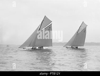 'Ventana' et 'l'échappé de course face au vent, 1913. Créateur : Kirk & Sons de Cowes. Banque D'Images