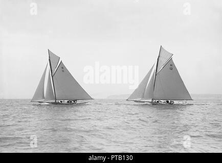 'Ventana' et 'l'échappé de course face au vent, 1913. Créateur : Kirk & Sons de Cowes. Banque D'Images