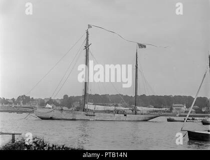 La 118 pied ketch 'Fidra' à l'ancre, 1922. Créateur : Kirk & Sons de Cowes. Banque D'Images