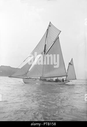 Le 46 pieds "yawl Chinkara' sous voiles, 1913. Créateur : Kirk & Sons de Cowes. Banque D'Images