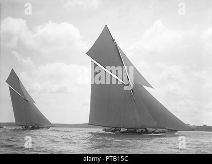 Les 19 mètres de classe "Octavia" (C2) et 'Mariquita de course au près. Créateur : Kirk & Sons de Cowes. Banque D'Images