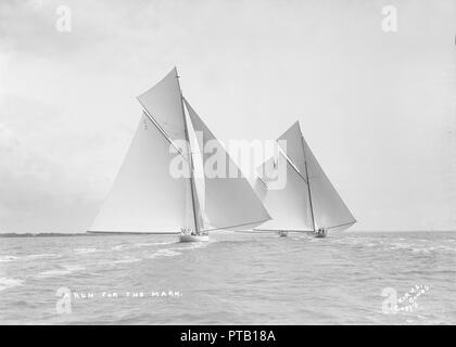 Une course pour la marque : la classe 19 mètres '131', 'Corona' et 'Mariquita', 1912. Créateur : Kirk & Sons de Cowes. Banque D'Images