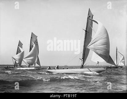 Groupe de 8 mètres sous le vent, des courses de voiliers de 1911. Créateur : Kirk & Sons de Cowes. Banque D'Images