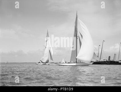 La classe 19 mètres 'Mariquita" (C1) & 'Corona' (C3) s'exécutant avec des spinnakers, 1911. Créateur : Kirk & Sons de Cowes. Banque D'Images