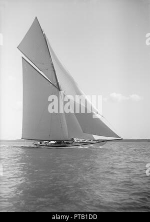 La classe 19 mètres 'Mariquita' la voile au près, 1910. Créateur : Kirk & Sons de Cowes. Banque D'Images