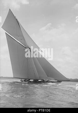 La classe 19 mètres 'Mariquita' la voile au près, 1911. Créateur : Kirk & Sons de Cowes. Banque D'Images