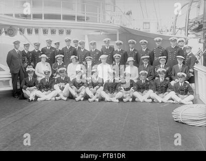 Le roi George V et la Reine Mary à bord 'HMY Victoria et Albert', 1935. Créateur : Kirk & Sons de Cowes. Banque D'Images