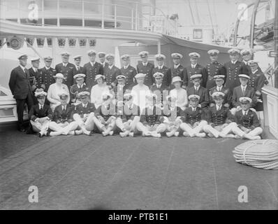 Le roi George V et la Reine Mary à bord 'HMY Victoria et Albert', 1935. Créateur : Kirk & Sons de Cowes. Banque D'Images