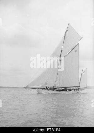 Le you-you 'Celia' en cours, 1913. Créateur : Kirk & Sons de Cowes. Banque D'Images