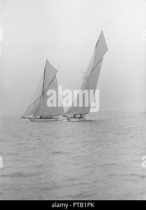 La classe '19 mètres' et 'Mariquita Norada', 1913. Créateur : Kirk & Sons de Cowes. Banque D'Images