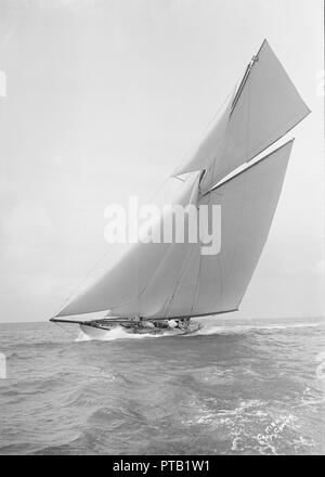 La classe 19 mètres 'Mariquita' la voile au près, 1912. Créateur : Kirk & Sons de Cowes. Banque D'Images