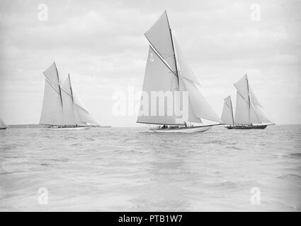 Les grands bateaux "Valdora", "La Dame Anne' et 'Margherita' démarrage de la King's cup race, 1913. Créateur : Kirk & Sons de Cowes. Banque D'Images