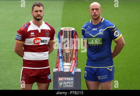 Wigan Warriors Sean O'Loughlin (à gauche) et Warrington Wolves' Chris Hill (à droite) avec un Super League lors d'un photocall à Old Trafford, Manchester. Banque D'Images