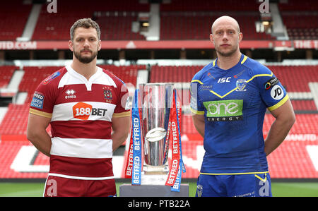 Wigan Warriors Sean O'Loughlin (à gauche) et Warrington Wolves' Chris Hill (à droite) avec un Super League lors d'un photocall à Old Trafford, Manchester. Banque D'Images