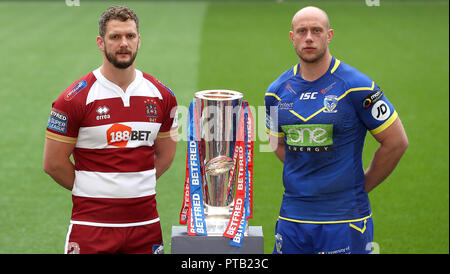 Wigan Warriors Sean O'Loughlin (à gauche) et Warrington Wolves' Chris Hill (à droite) avec un Super League lors d'un photocall à Old Trafford, Manchester. ASSOCIATION DE PRESSE Photo. Photo date : lundi 8 octobre 2018. Voir PA histoire RUGBYL Final. Crédit photo doit se lire : Martin Rickett/PA Wire. RESTRICTIONS : un usage éditorial uniquement. Pas d'utilisation commerciale. Pas de fausse association commerciale. Pas d'émulation vidéo. Pas de manipulation d'images. Banque D'Images