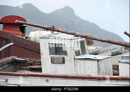 Un vieux bateau abandonné est laissé avec un drôle de message qui se lit je suis vieux j'adore grimper sur moi, à Hout Bay, Cape Town, Afrique du Sud Banque D'Images