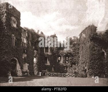 Château de Raglan, Monmouthshire, Wales, 1894. Créateur : Inconnu. Banque D'Images