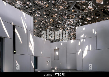 La structure du toit en treillis sur le nouveau Louvre conçu Jean Nouvel art museum and gallery sur l'île de Saadiyat, Abu Dhabi, UAE Banque D'Images