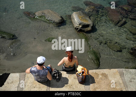 Un couple dans la plage un Vernazza (Cinque Terre (Italie). Banque D'Images