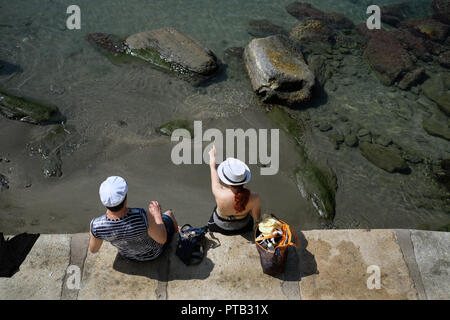 Un couple dans la plage un Vernazza (Cinque Terre (Italie). Banque D'Images