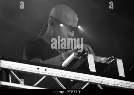 Phil Hartnoll d'EDM duo, Orbital, effectuant à George Square, Glasgow, Ecosse, le 10 août, 2018 Festival 2018, au cours de Banque D'Images