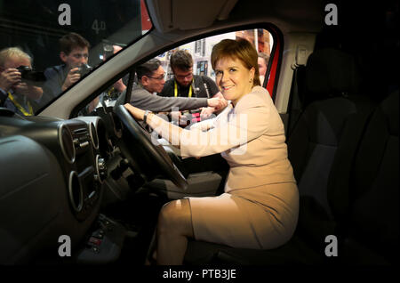 Premier ministre Nicola Sturgeon se trouve à l'intérieur d'un camion de livraison de courrier Royal lors d'un stand à la conférence d'automne à la SNP SEC, Glasgow. Banque D'Images