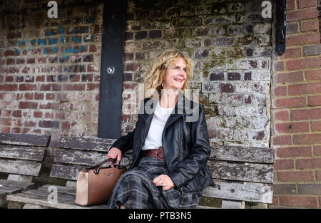 Femme d'âge moyen à maturité en automne vêtements de mode par la Tamise à Mortlake Barnes LONDON UK Banque D'Images