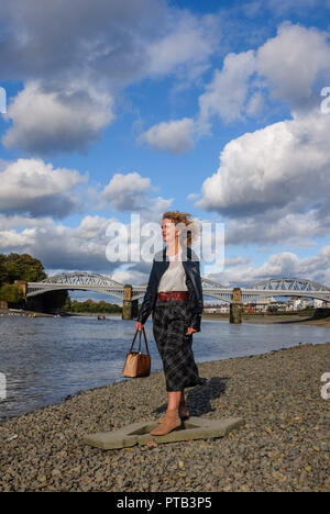 Femme d'âge moyen à maturité en automne vêtements de mode par la Tamise à Mortlake Barnes LONDON UK Banque D'Images