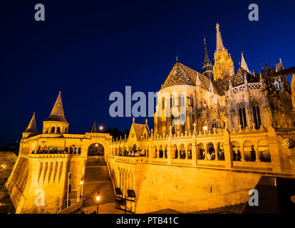 Bastion des Pêcheurs de Budapest et l'église St Matthias Banque D'Images