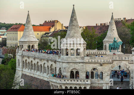 Bastion des Pêcheurs de Budapest avec statue de St Stephen sculpture Banque D'Images